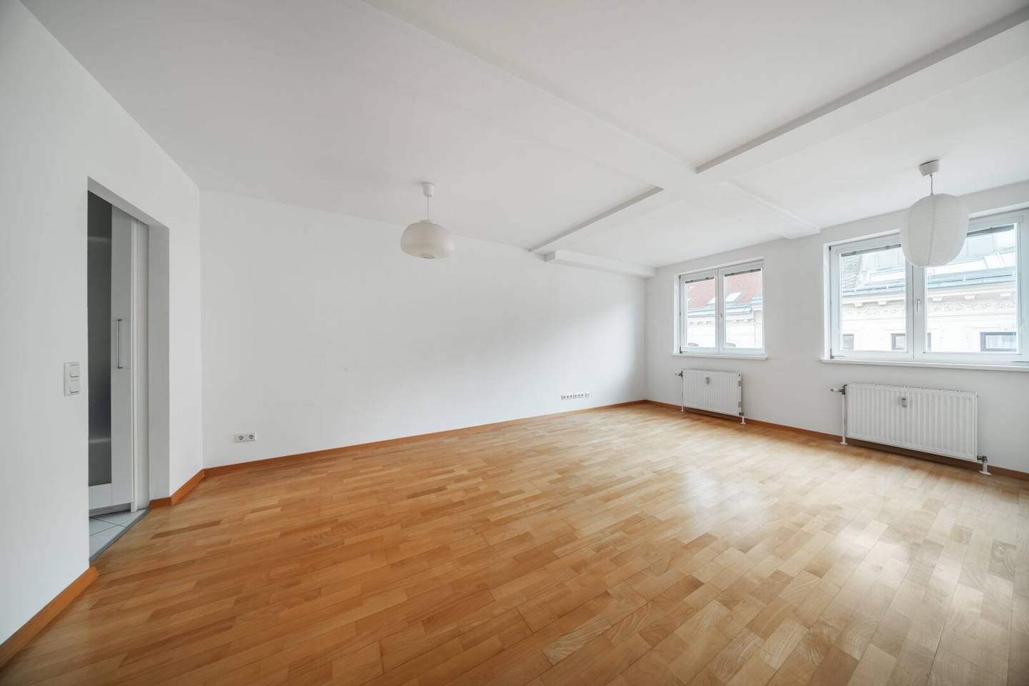 Next to Währinger Park Light filled 2 room apartment with separate kitchen on the 4th floor Plenty of light and storage Ready for occupancy immediately