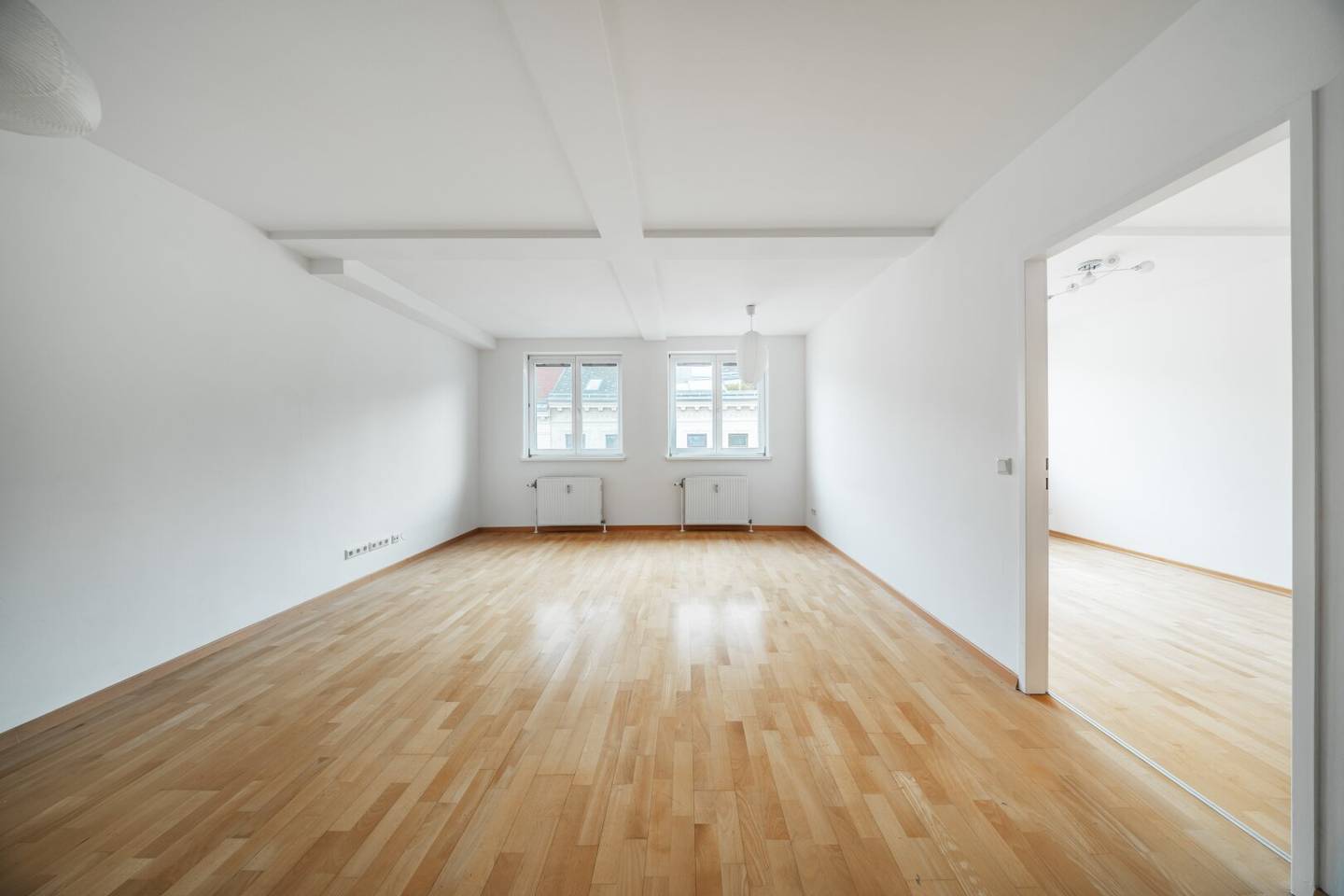 Next to Währinger Park Light filled 2 room apartment with separate kitchen on the 4th floor Plenty of light and storage Ready for occupancy immediately
