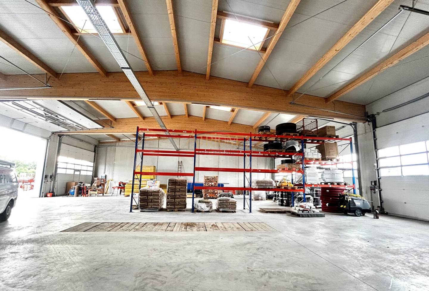 Gewerbehalle 125m² mit Büro in Baden