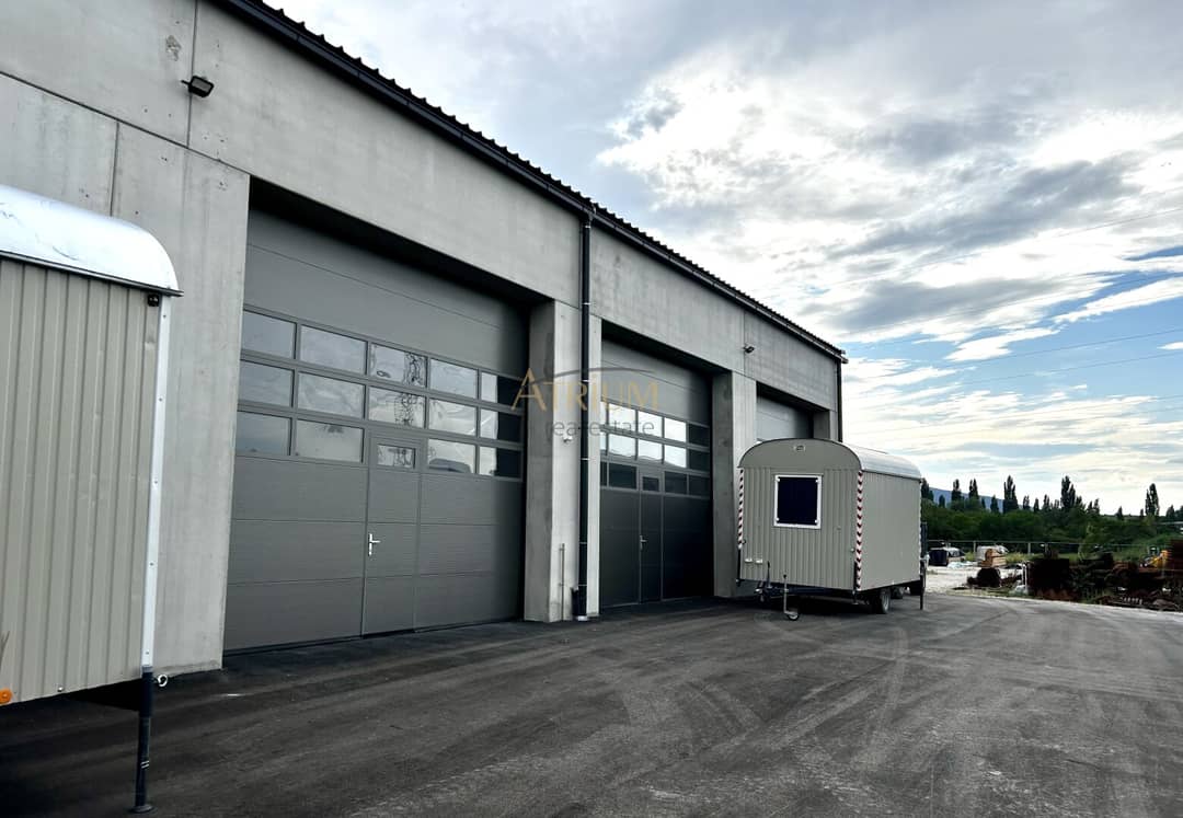 Commercial hall 125m² with office in Baden
