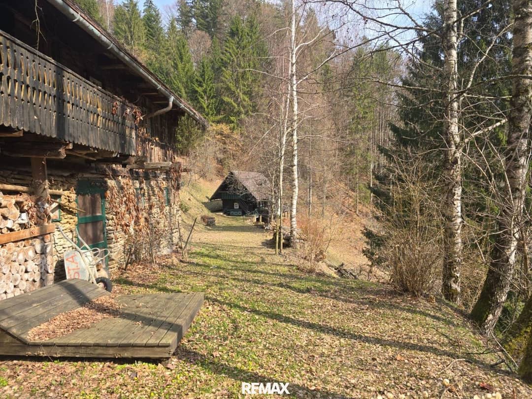 Zwei sanierungsbedürftige Häuser bei Bad Schwanberg