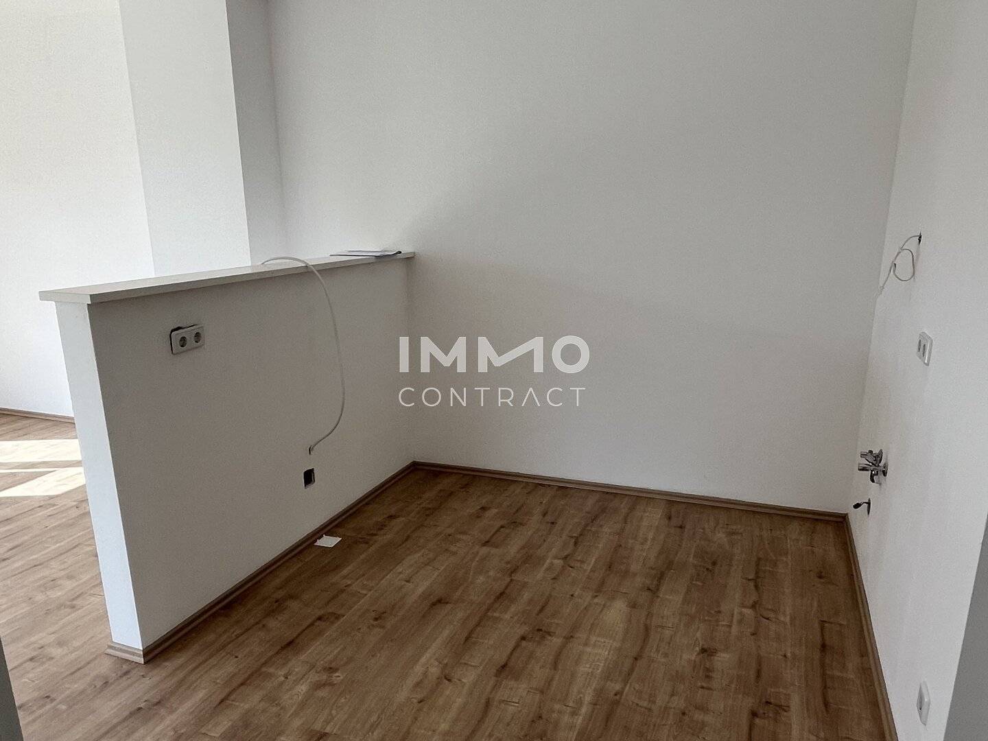Apartment in a quiet green setting with swimming pond and balcony