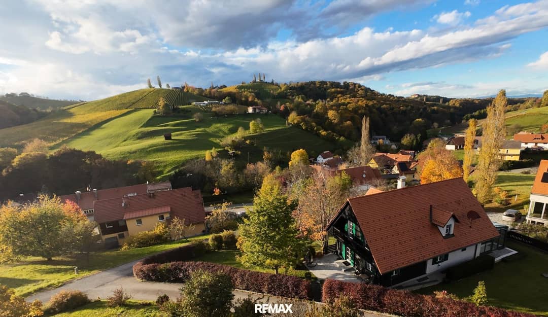 Sie suchen ein stilvolles Zuhause an der Weinstraße mit Fernblick, Wellnessbereich und eigenem Weinkeller? Dann sollten Sie sich diese besondere Immobilie unbedingt ansehen!