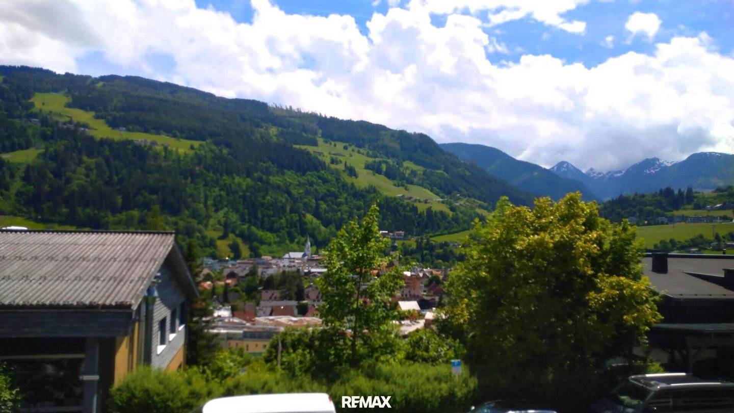Wohnung mit Balkon und Bergblick nahe Zentrum