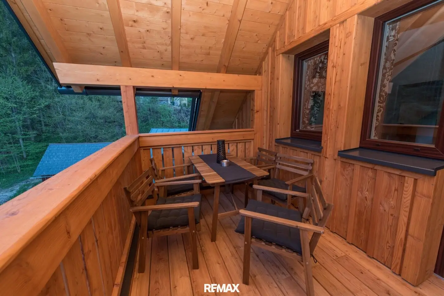 Penthouse with quiet green setting and Loser view
