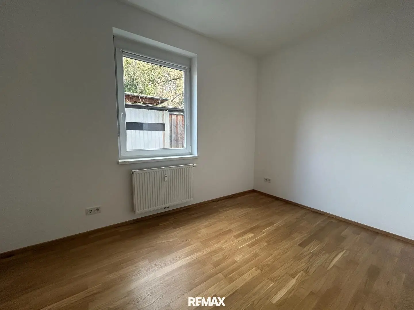 Apartment barrier free near center private garden