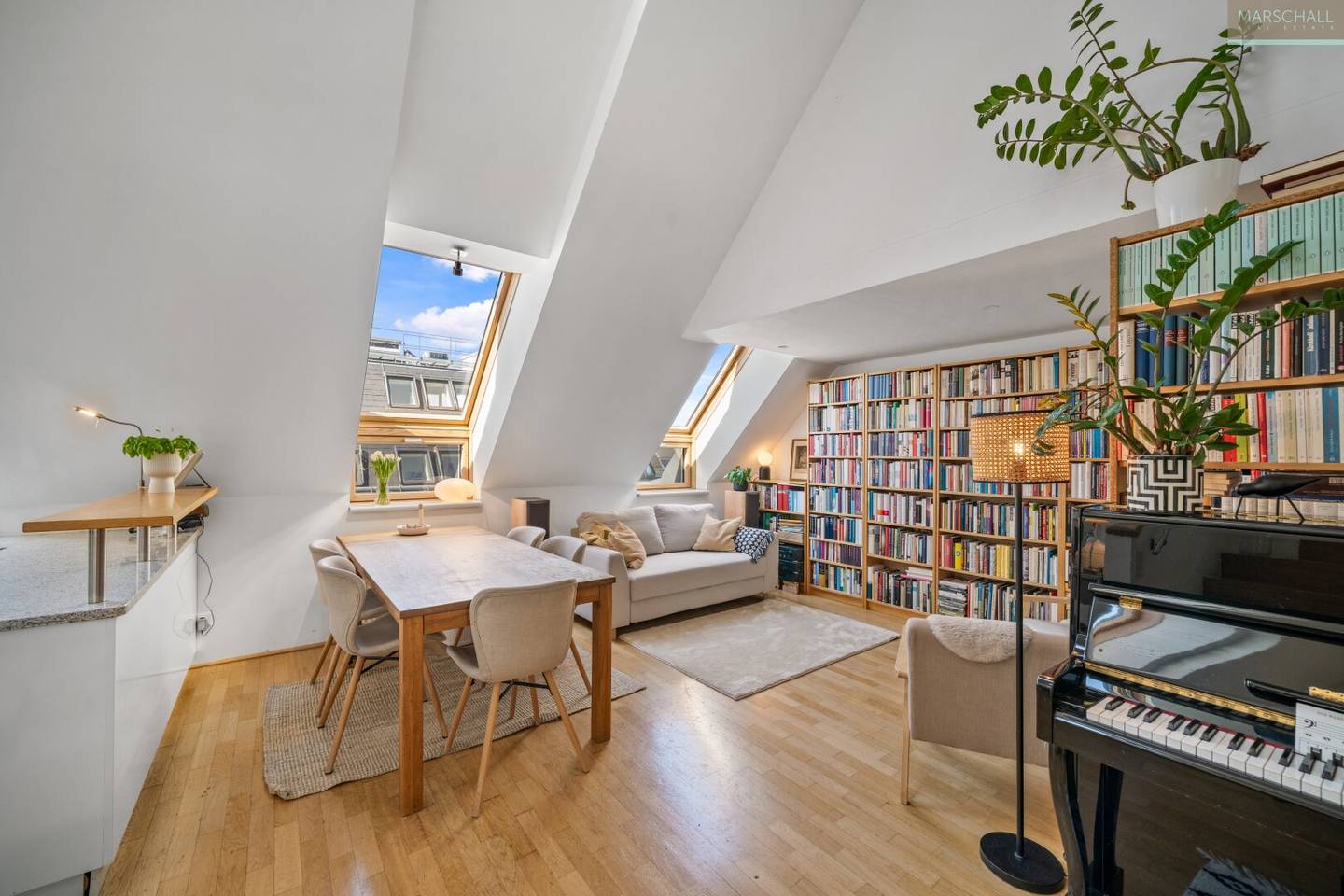 Dachgeschosswohnung im Hundertwasserhaus mit Terrasse