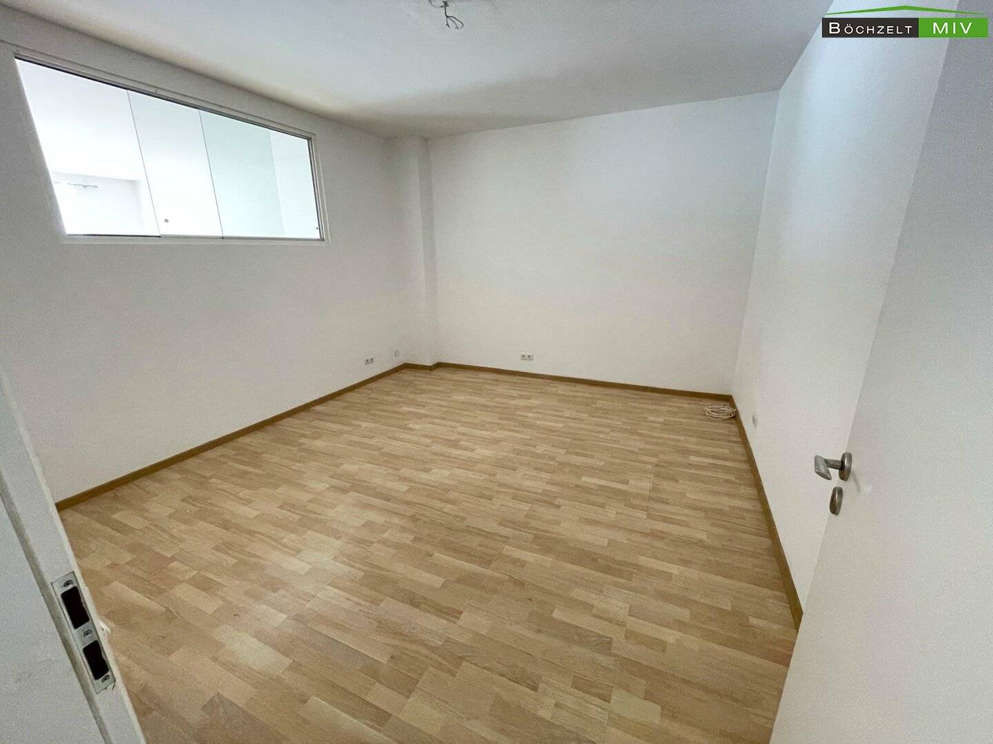 Apartment with terrace and carport in city center