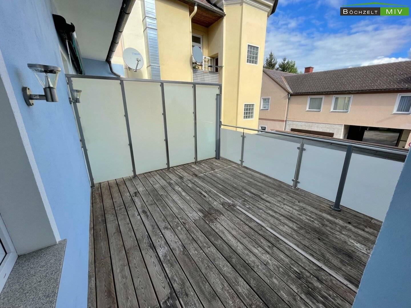 Apartment with terrace and carport in city center