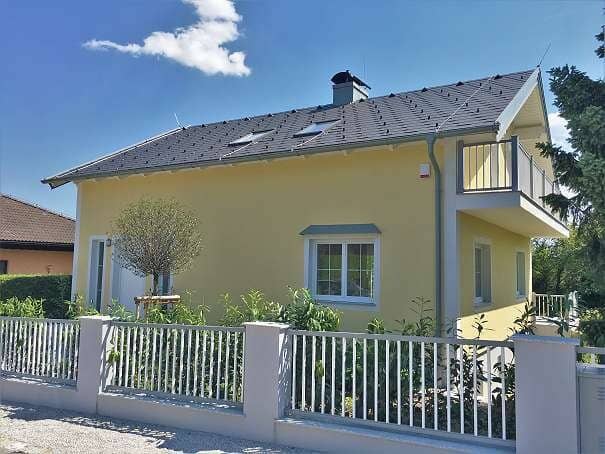 Working and living perfectly united: two family house with two separate living units for living, practice or home office