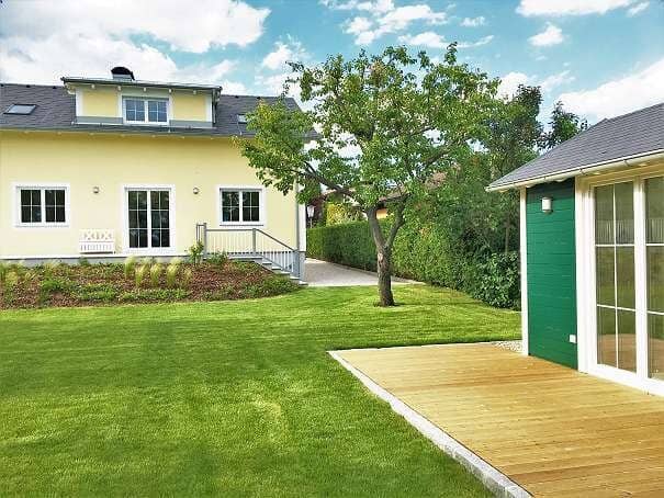 Working and living perfectly united: two family house with two separate living units for living, practice or home office
