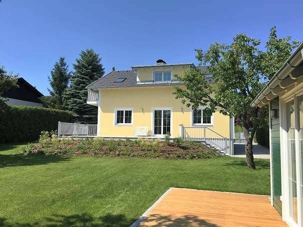 Working and living perfectly united: two family house with two separate living units for living, practice or home office