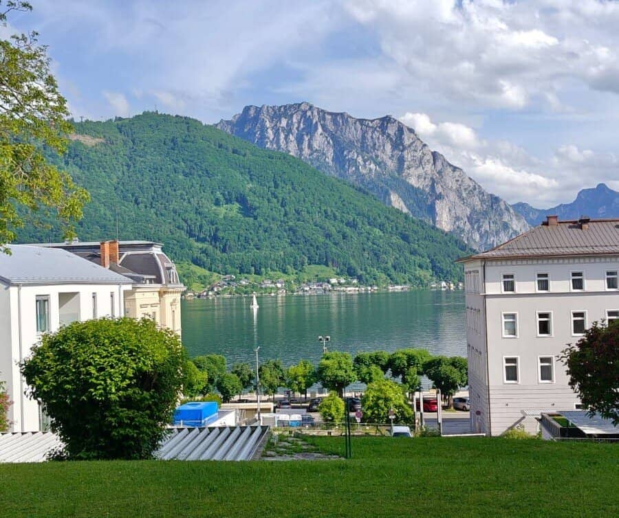 Charming Apartment with Lake View, Gmunden