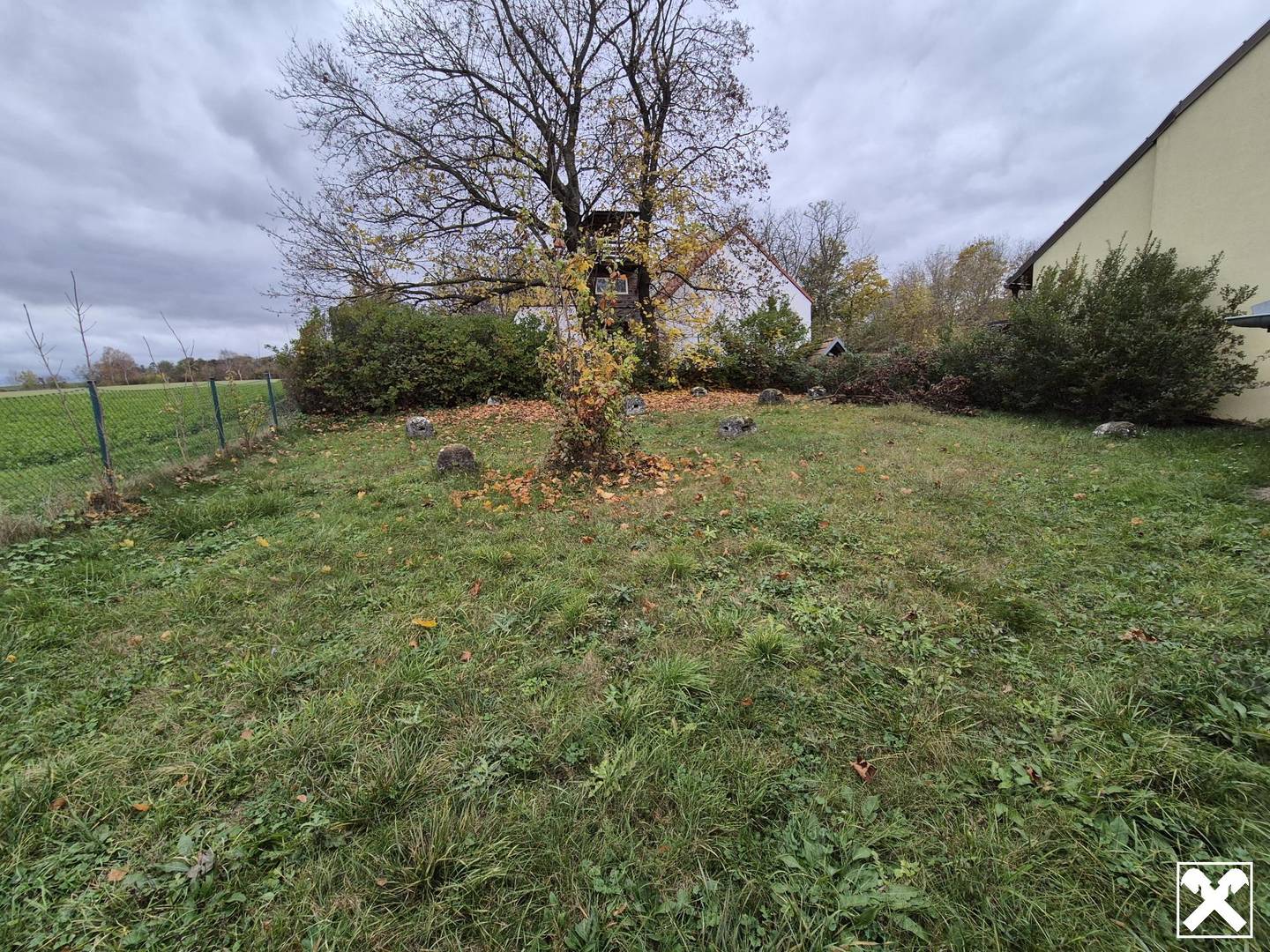 Baugrundstück mit Presshäusern in ruhiger Lage