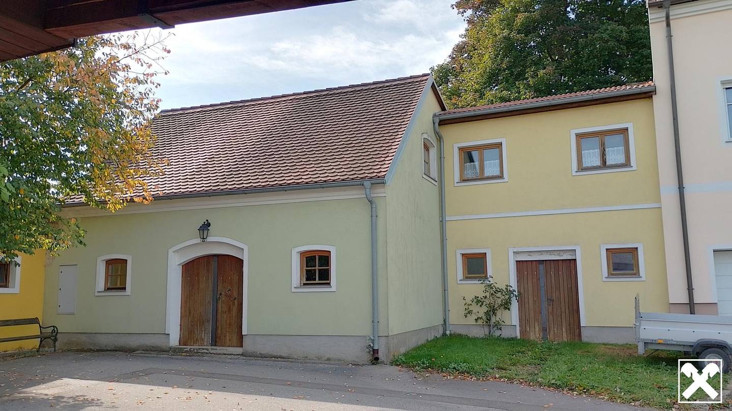 Baugrundstück mit Presshäusern in ruhiger Lage