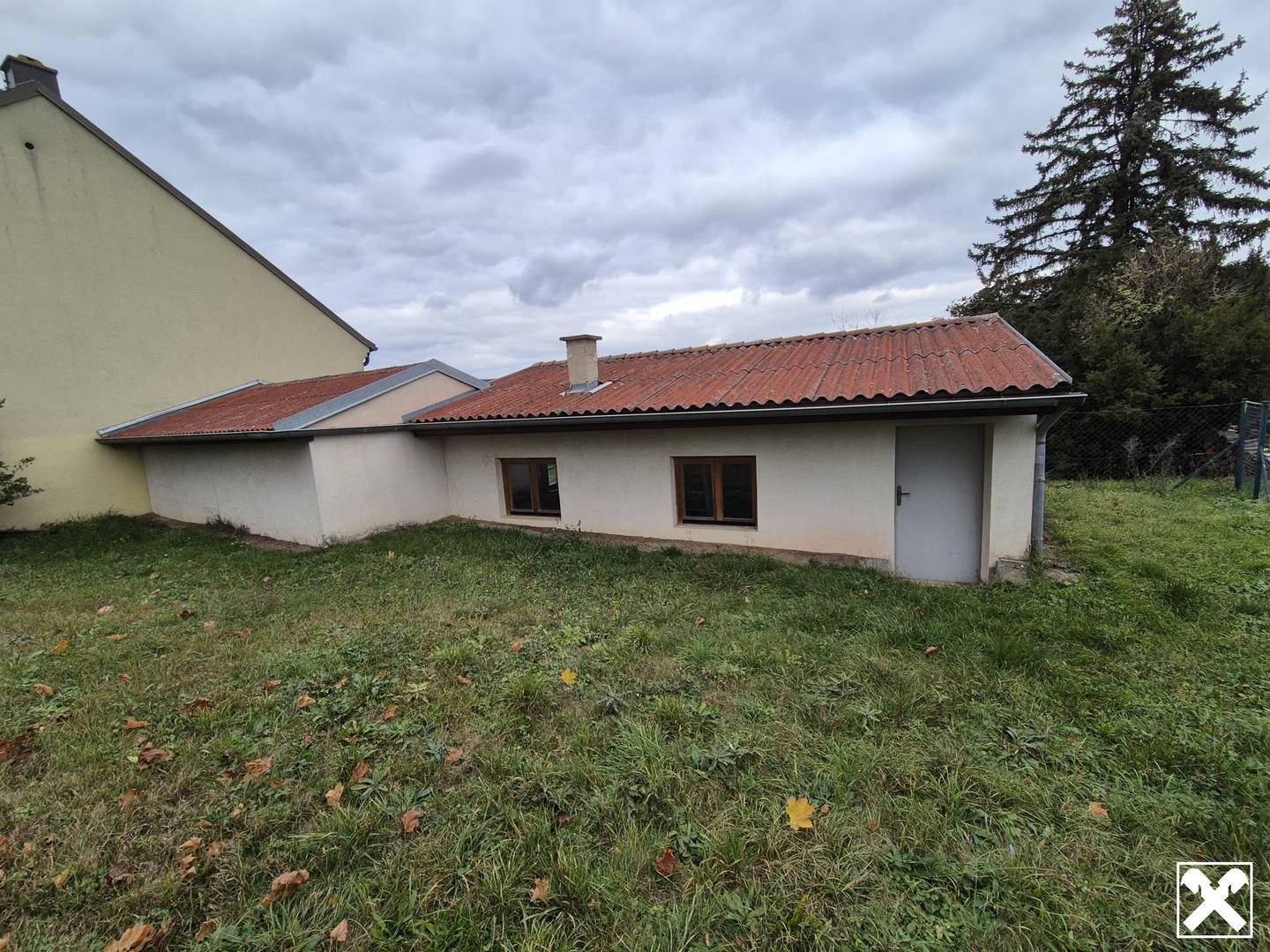 Baugrundstück mit Presshäusern in ruhiger Lage