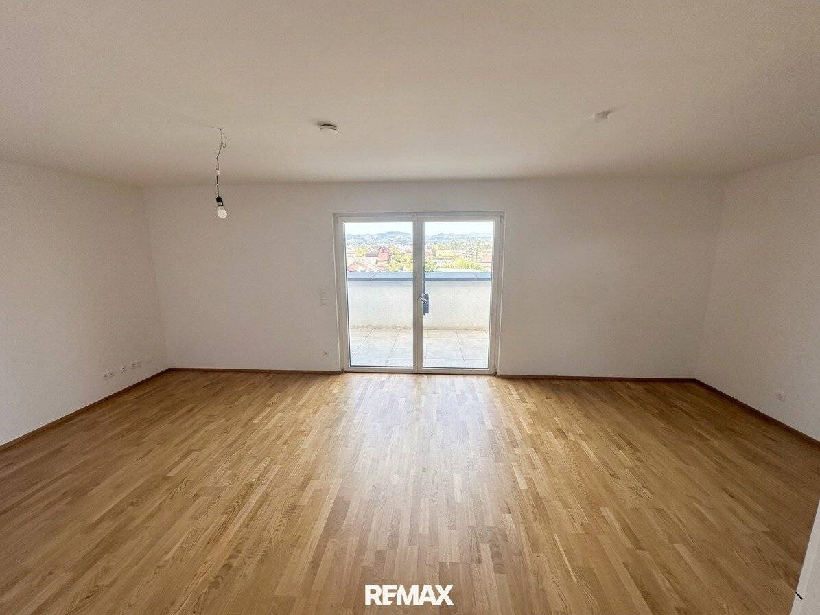 Like new apartment with balcony central location