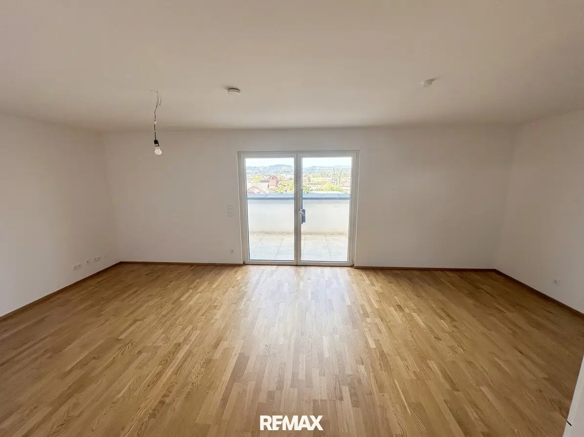 Like new apartment with balcony central location