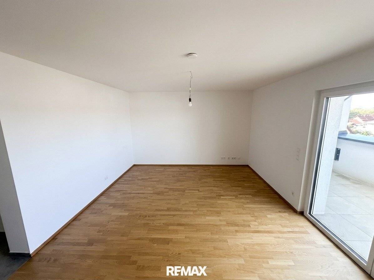 Like new apartment with balcony central location