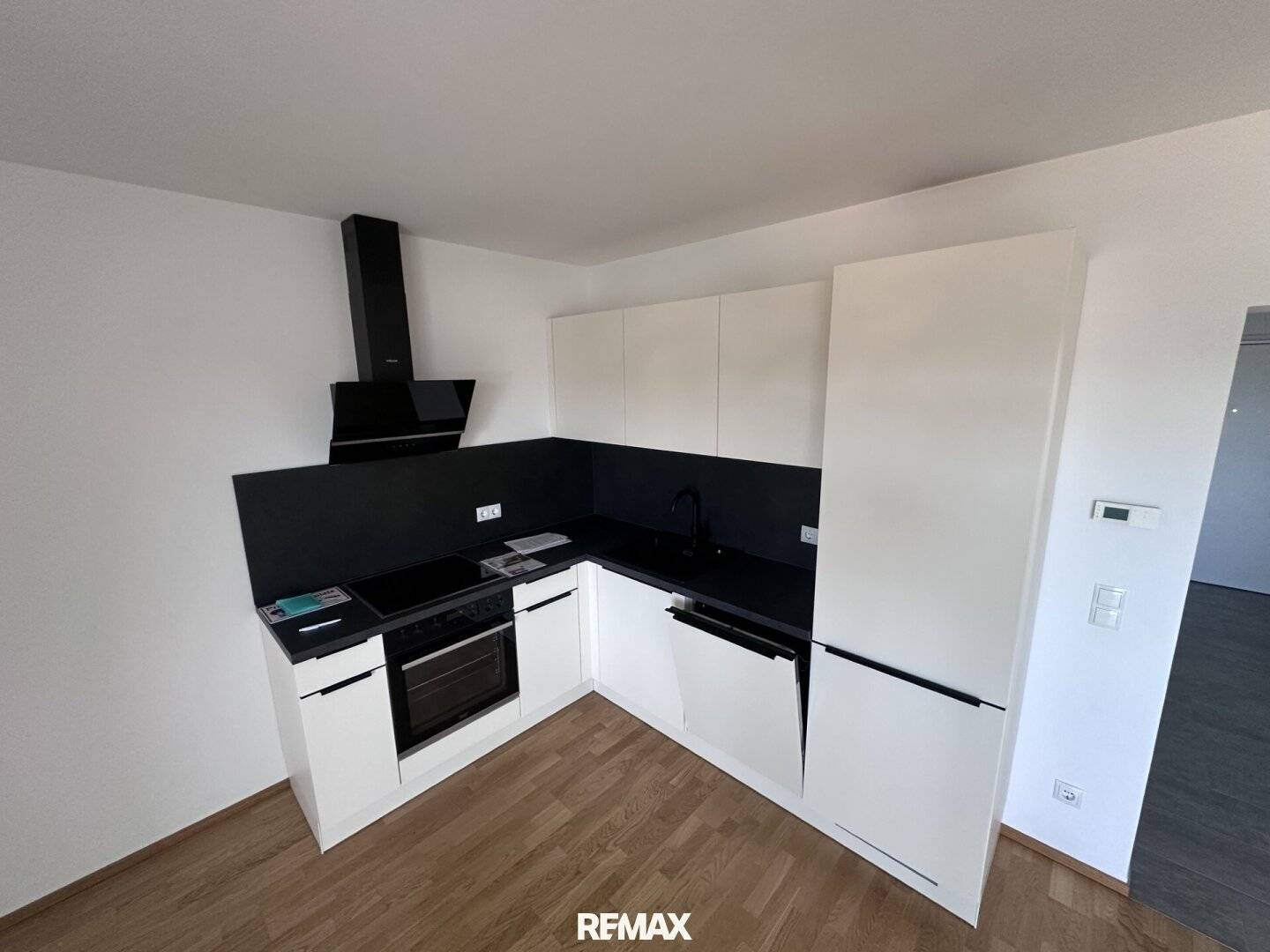 Like new apartment with balcony central location
