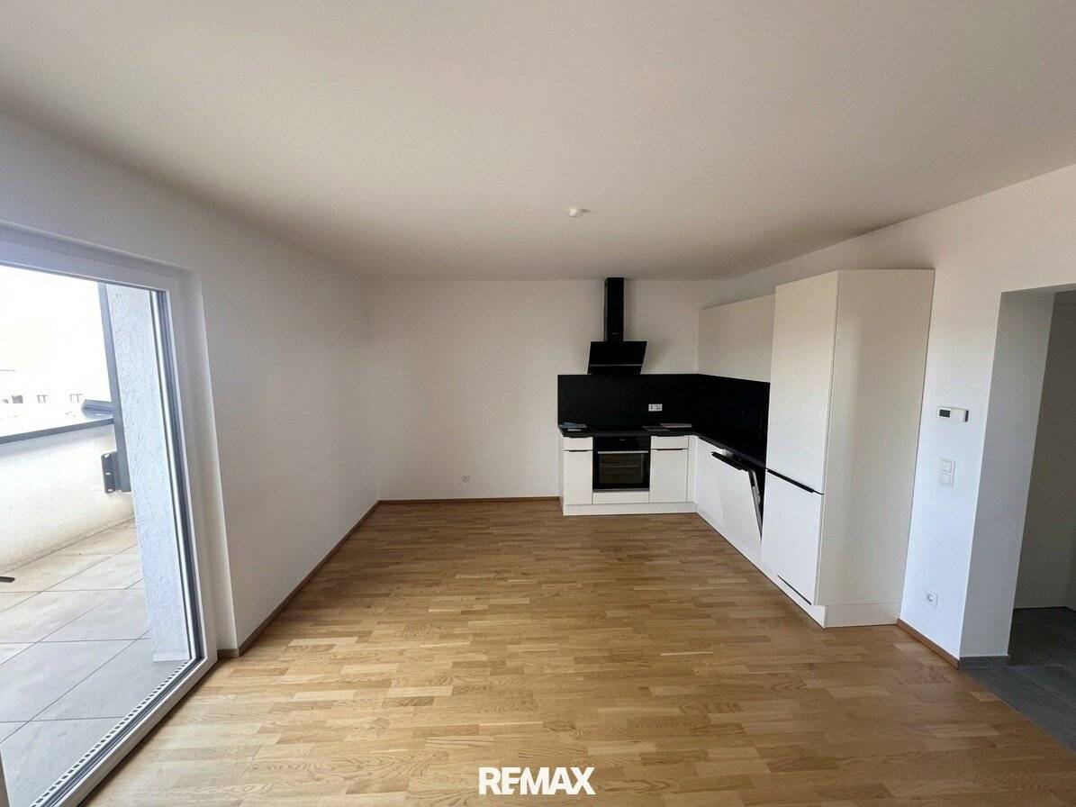 Like new apartment with balcony central location