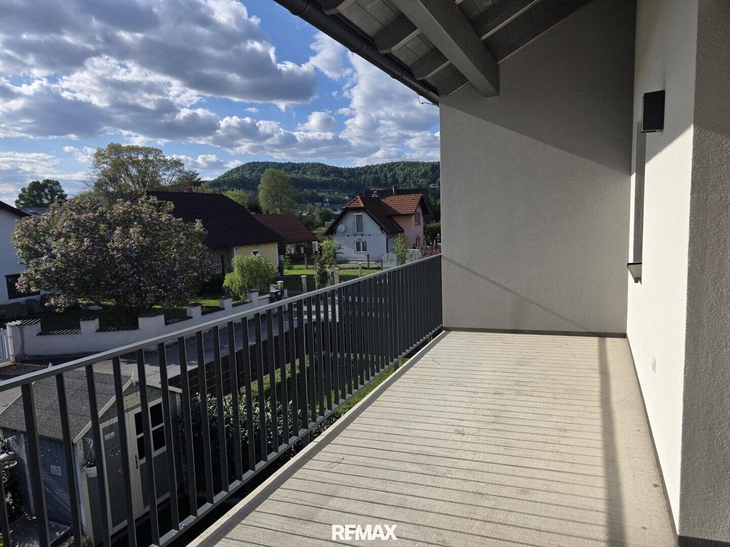 Wohnung mit großem Balkon und Carport in ruhiger Lage