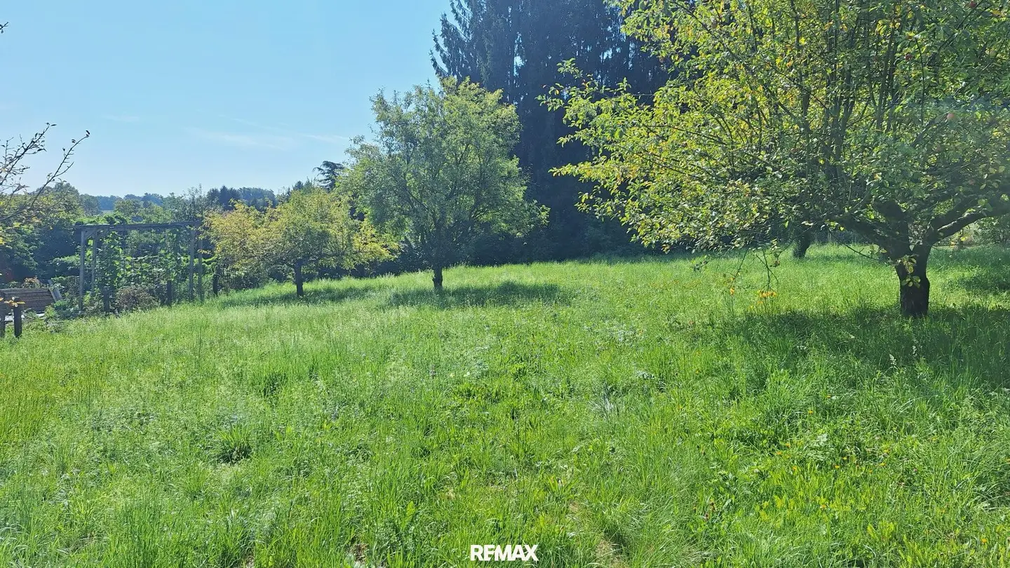 Spacious building plot in elevated location with a view in Wildon