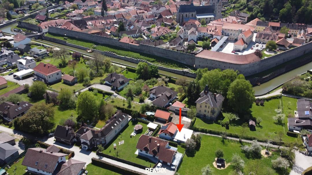 Haus mit Photovoltaik & Entwicklungspotenzial