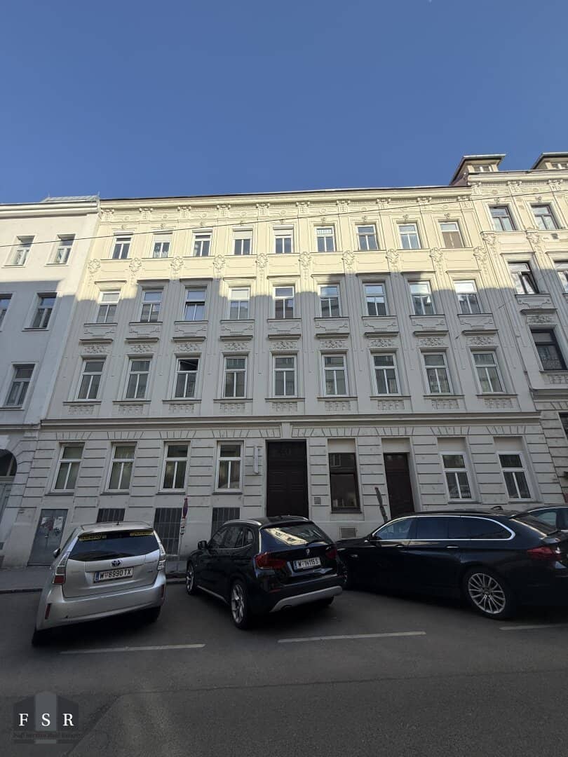 Wohnung im Altbau mit Balkon und Sanierungsbedarf