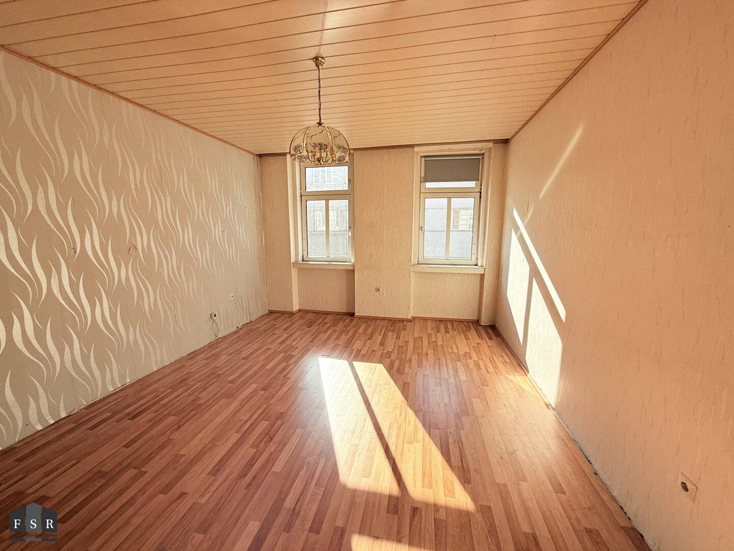 Wohnung im Altbau mit Balkon und Sanierungsbedarf