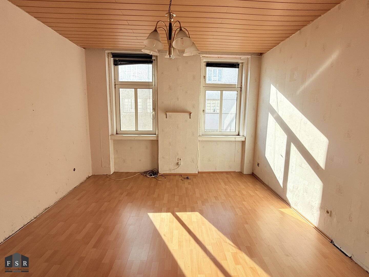 Wohnung im Altbau mit Balkon und Sanierungsbedarf
