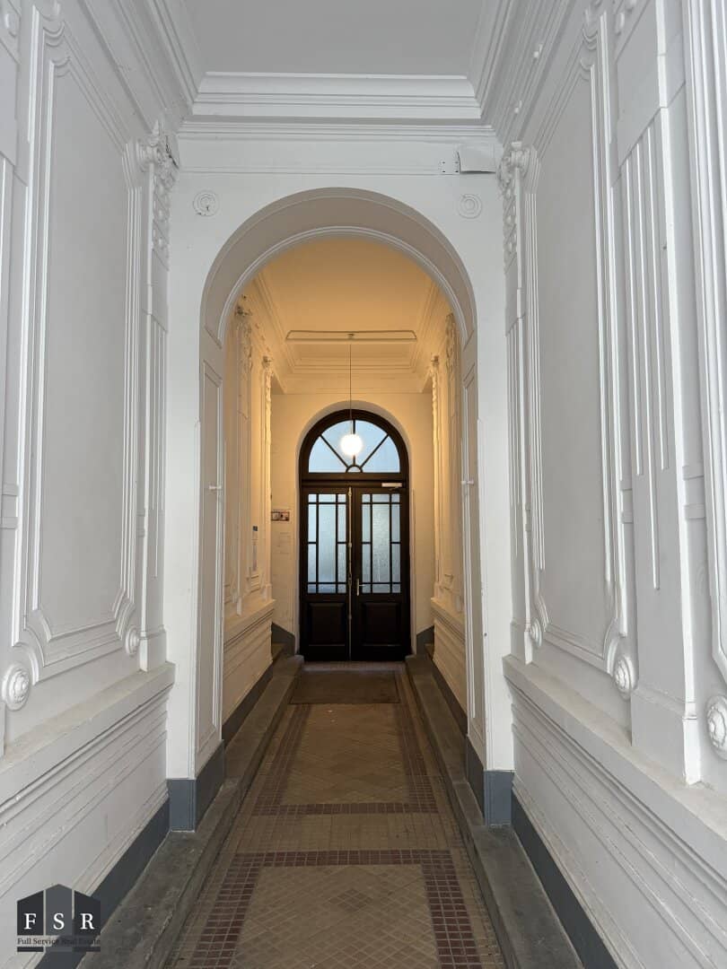 Wohnung im Altbau mit Balkon und Sanierungsbedarf