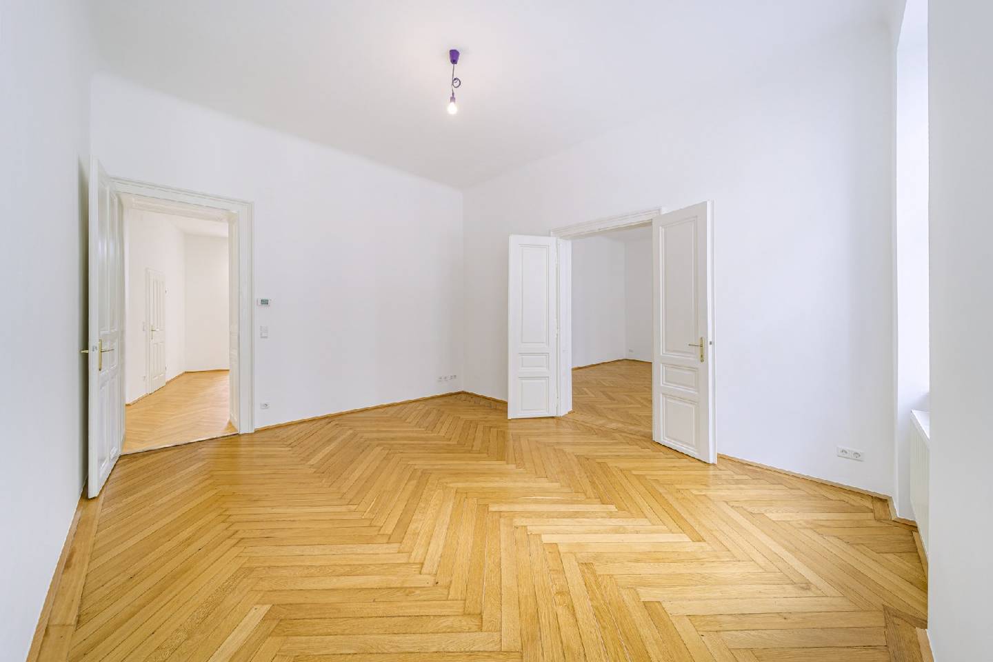 Apartment in old building with balcony near Naschmarkt