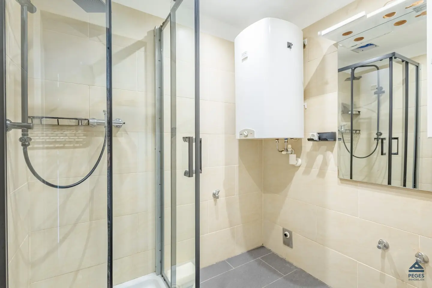 Bad (mit Dusche und WM-Anschluss)