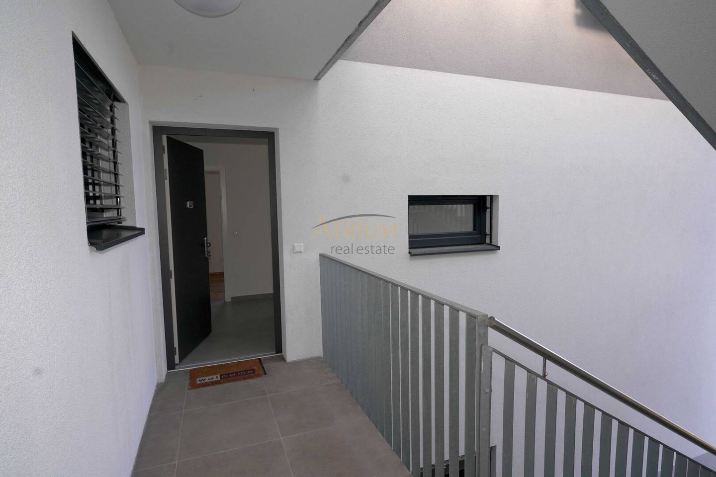 Apartment near the lake in a quiet green setting