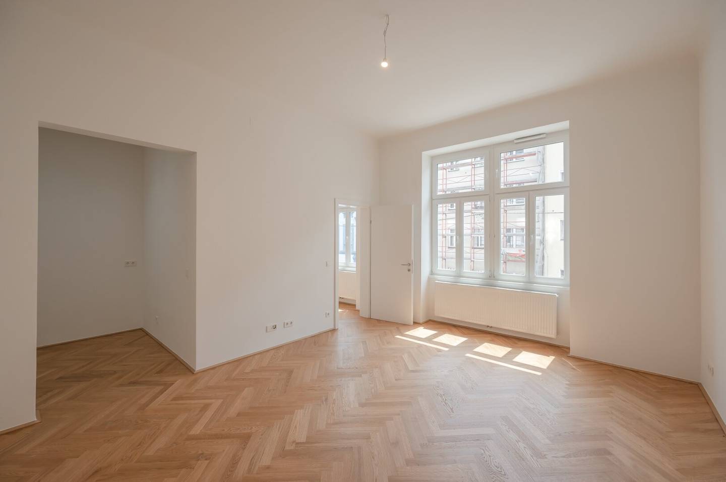 Generalsanierte Altbauwohnung mit hofseitigem Balkon am Einsiedlerplatz