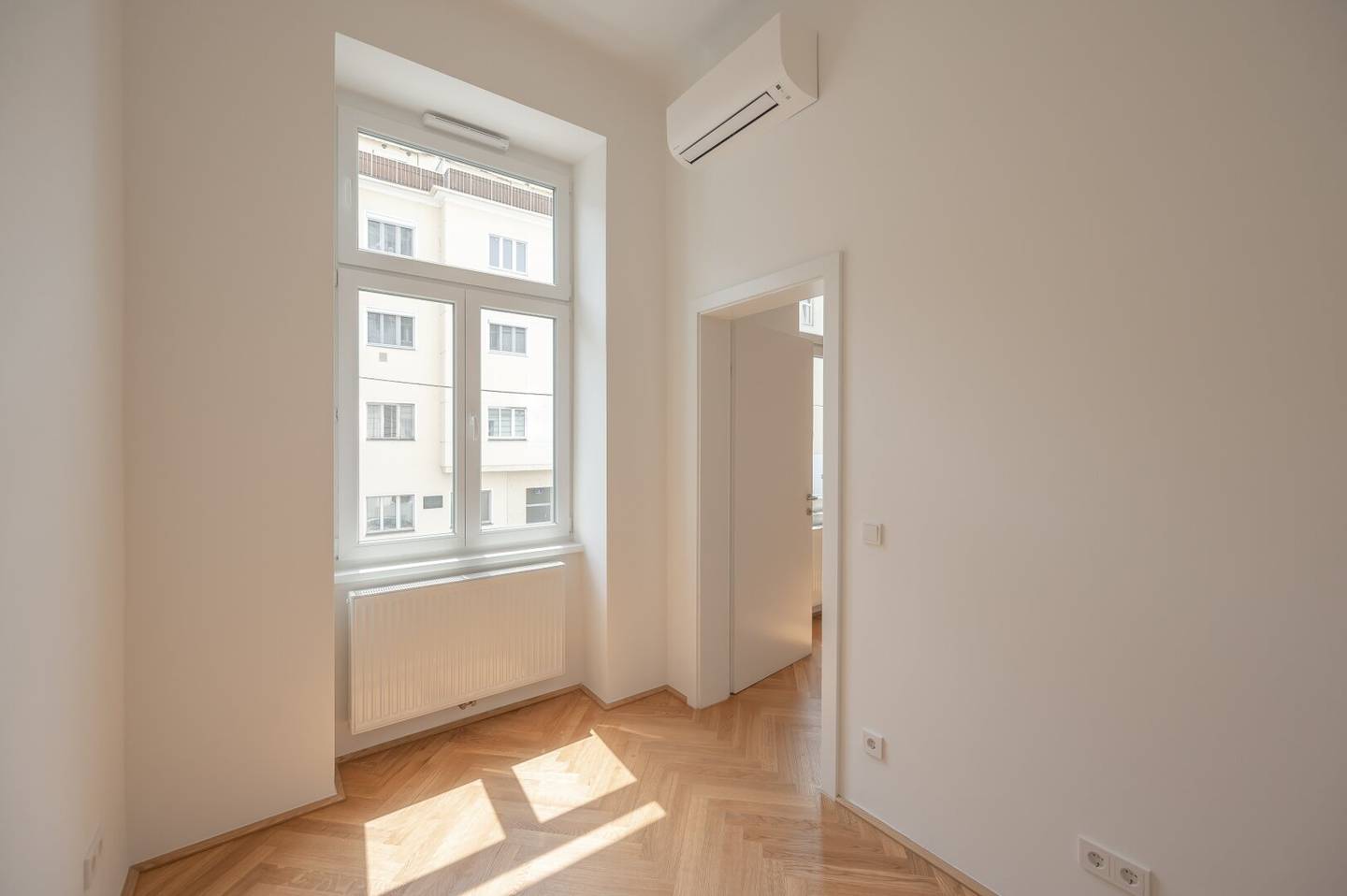 Generalsanierte Altbauwohnung mit hofseitigem Balkon am Einsiedlerplatz
