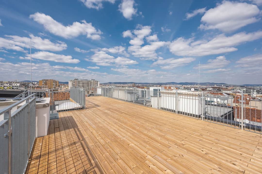 Top floor apartment with 360 degree roof terrace