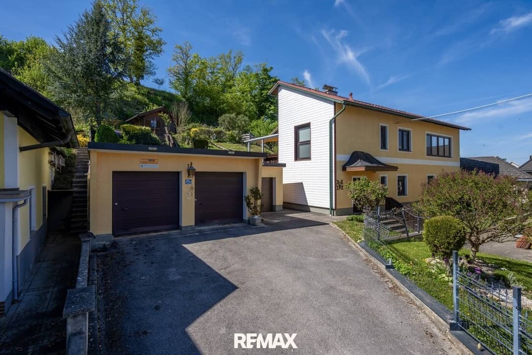 Gepflegtes Einfamilienhaus mit 2 Wohneinheiten, Garten/Terrasse & 3 Garagen in sonniger Ruhelage!