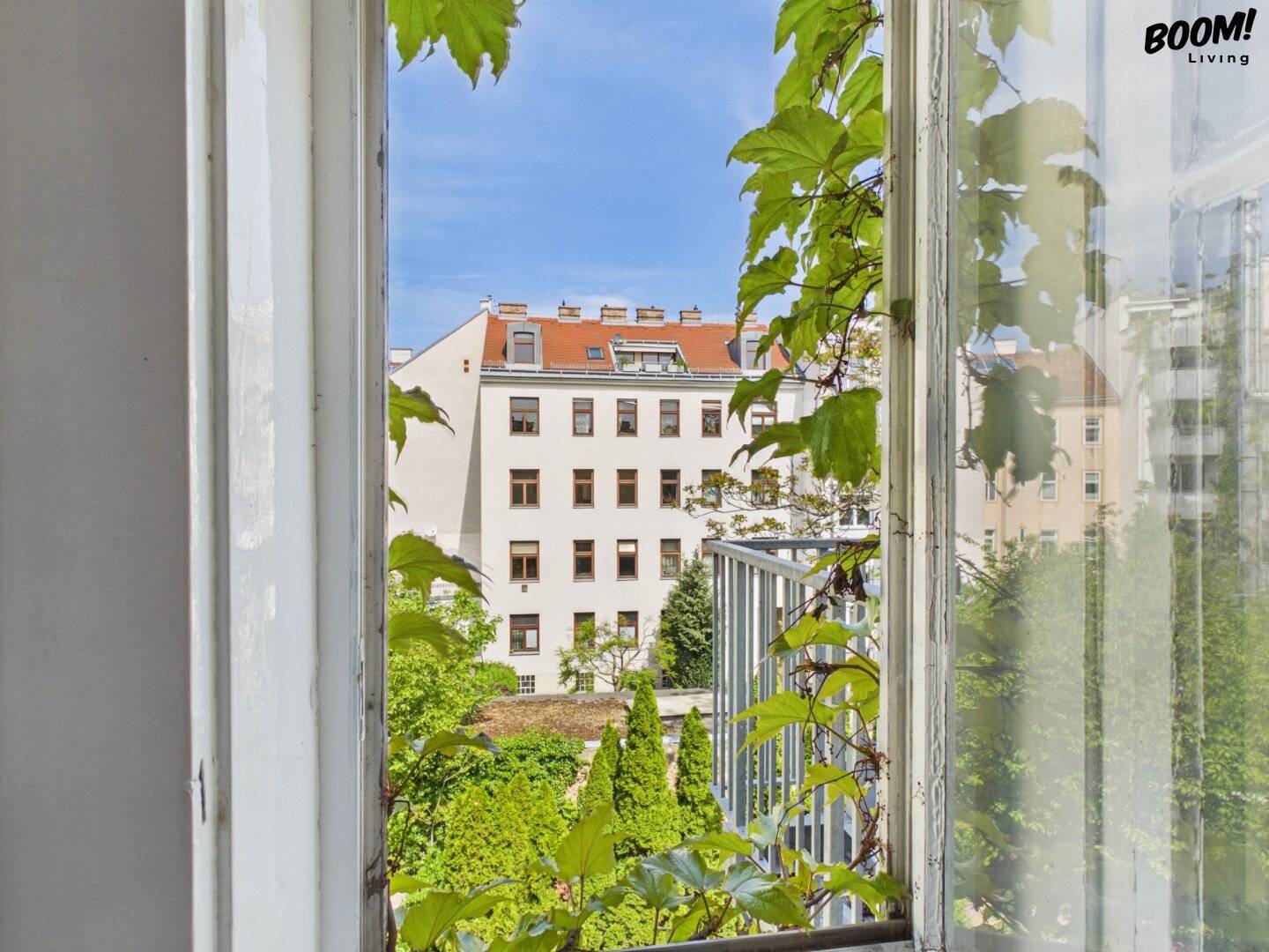 Altbauwohnung mit Balkon und Innenhofblick in ruhiger Lage