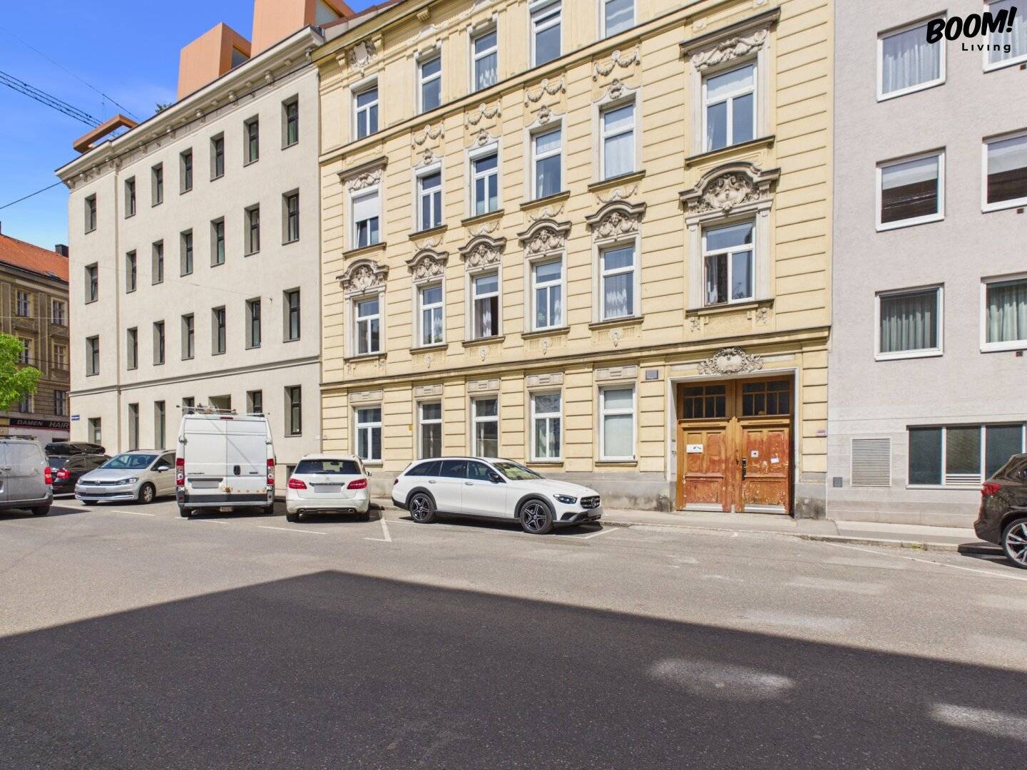 Sanierungsobjekt mit Balkon Gerüst und Grünblick