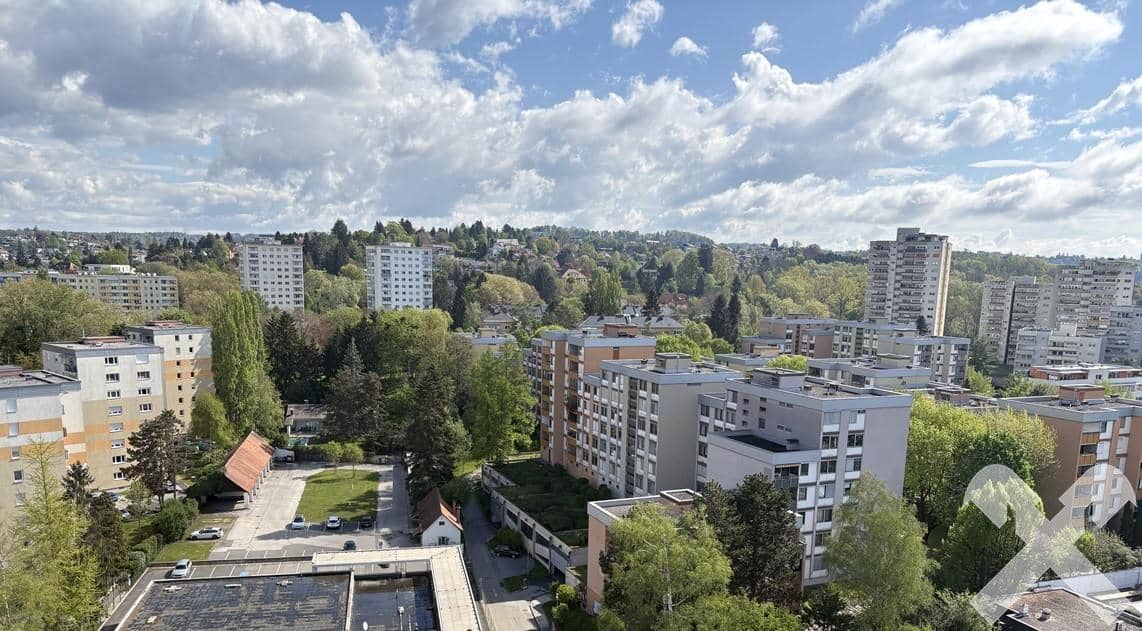Penthouse mit Balkon und Stadtblick