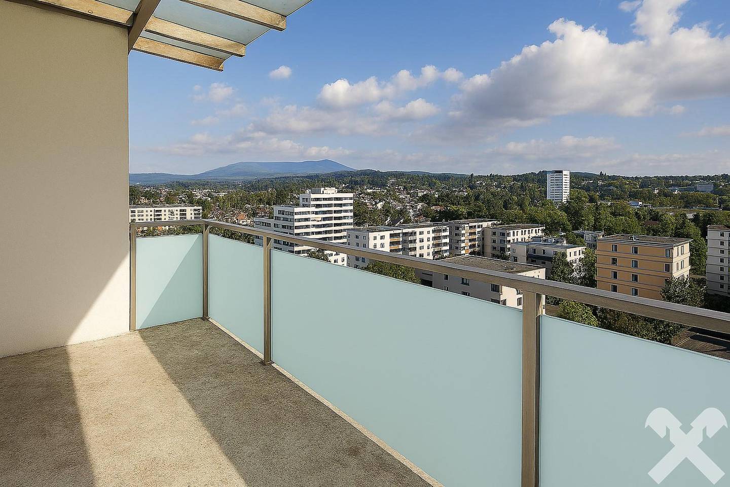 Penthouse mit Balkon und Stadtblick