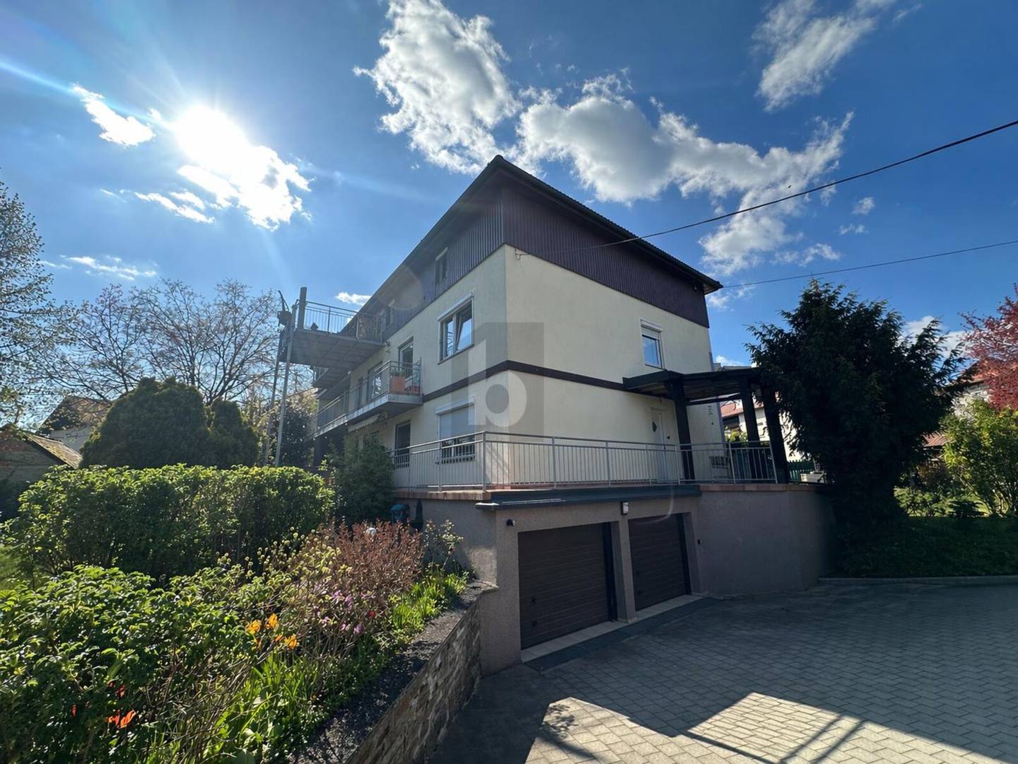 Dachgeschosswohnung mit großem Privatgarten und Weitblick