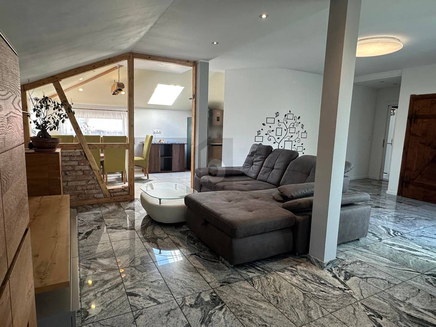 Dachgeschosswohnung mit großem Privatgarten und Weitblick
