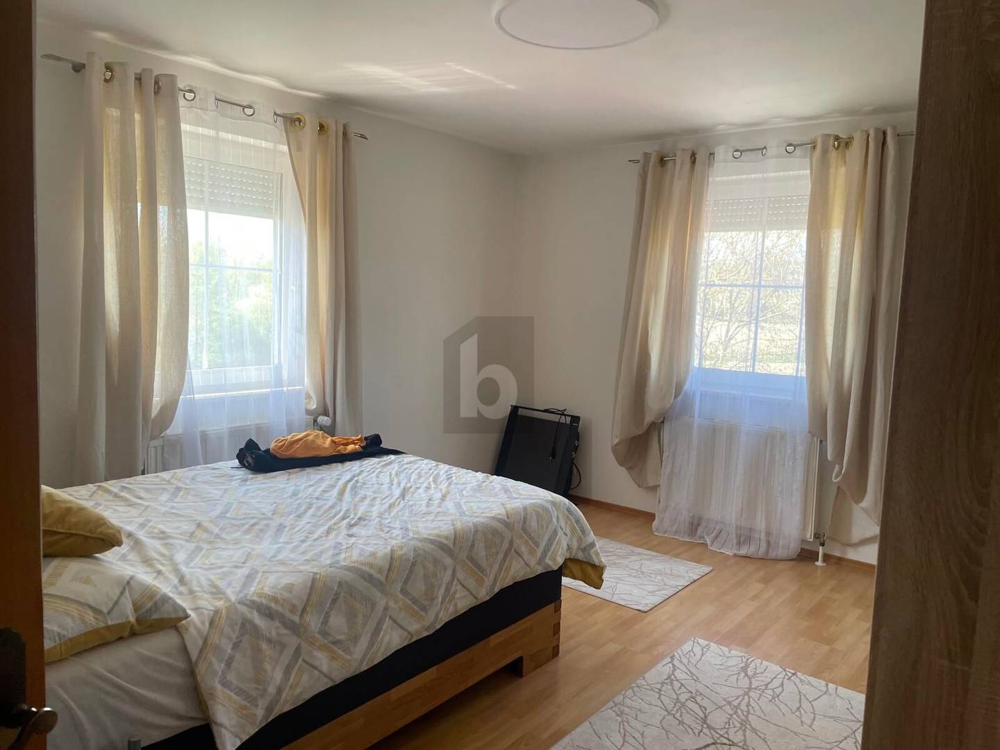 Helle Wohnung mit Garten und zwei Garagen