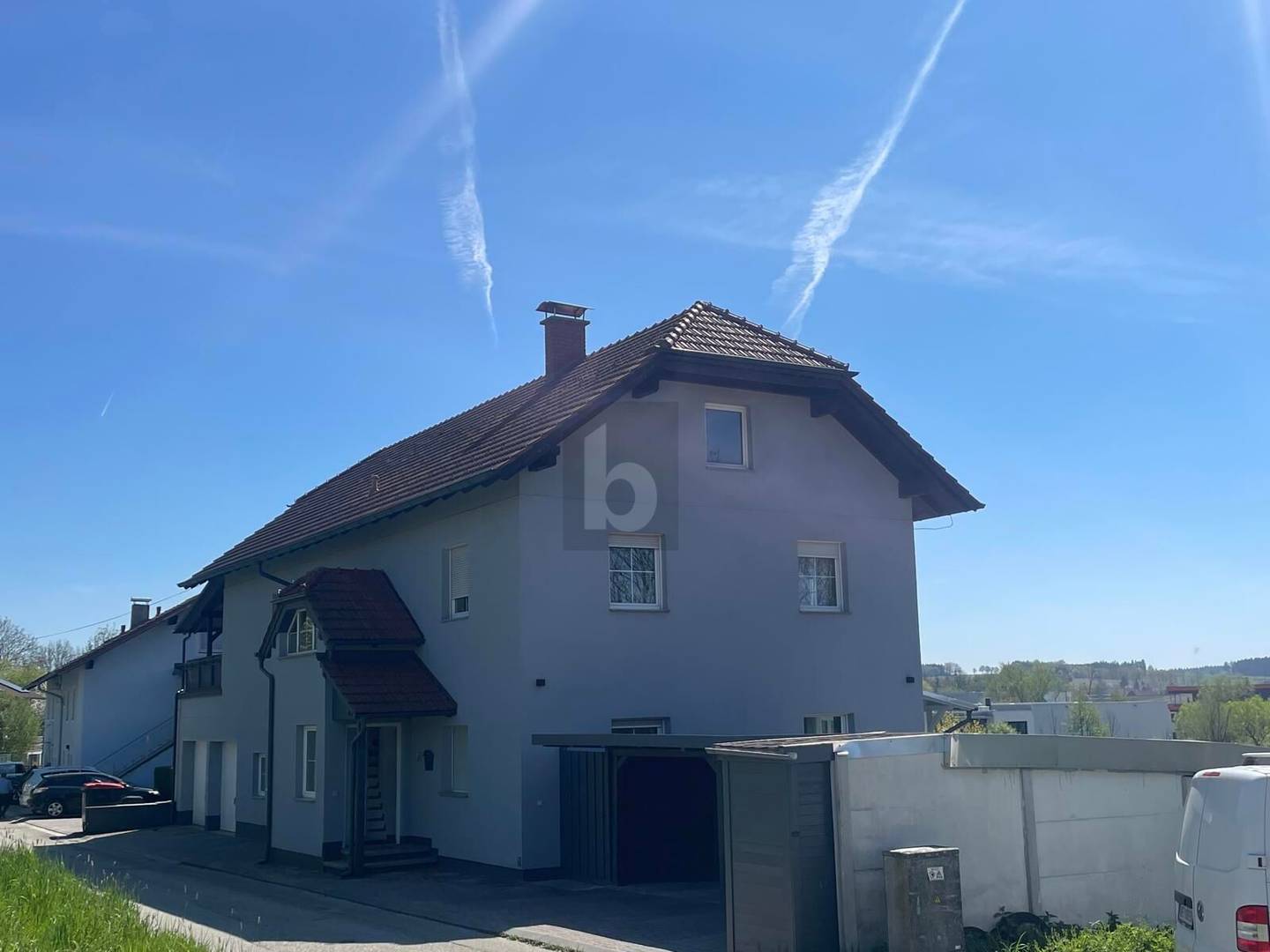 Helle Wohnung mit Garten und zwei Garagen