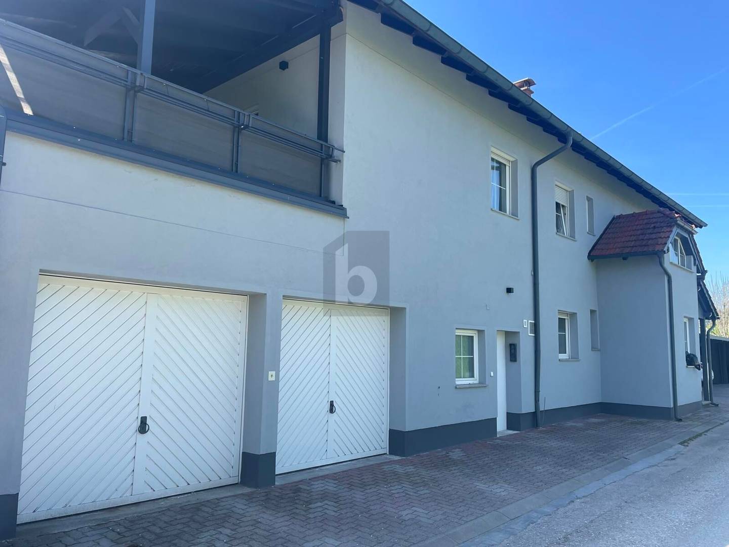 Helle Wohnung mit Garten und zwei Garagen
