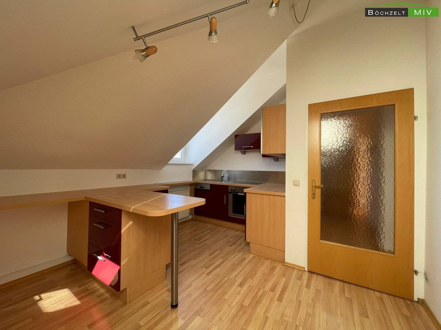 Helle Wohnung mit möblierter Küche und Carport