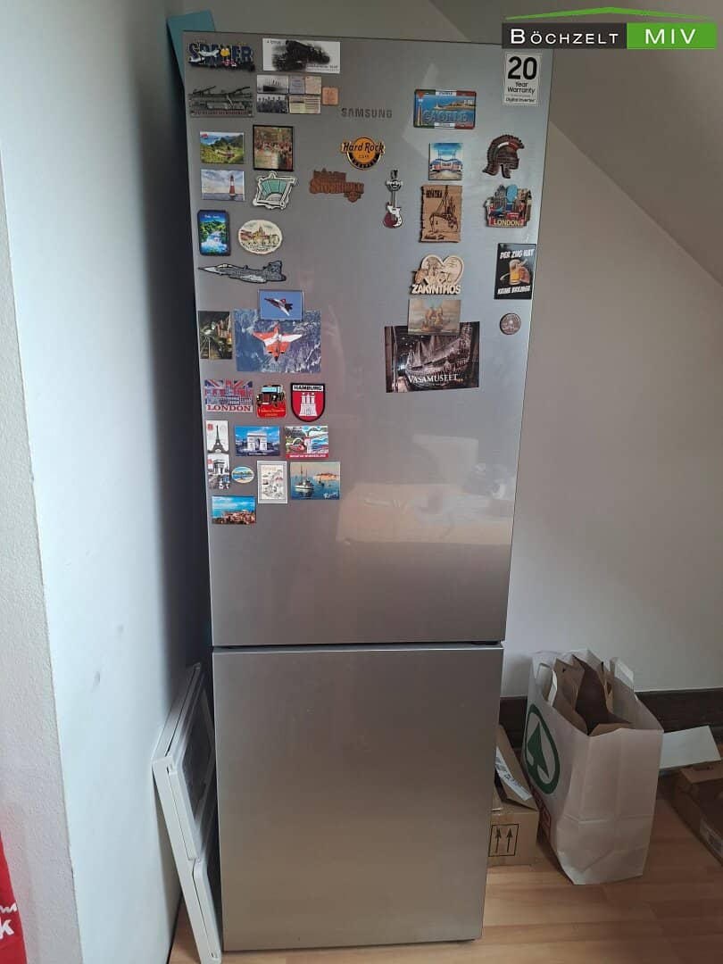 Helle Wohnung mit möblierter Küche und Carport